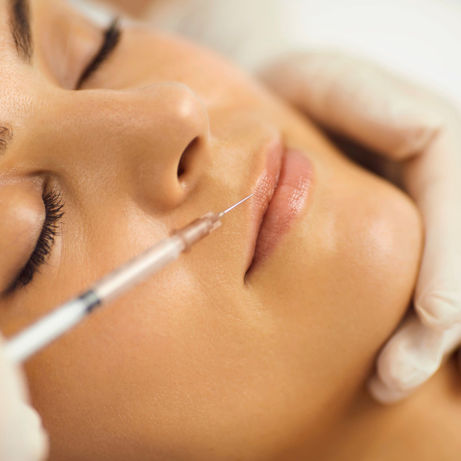 woman with thin lips receiving botox injection