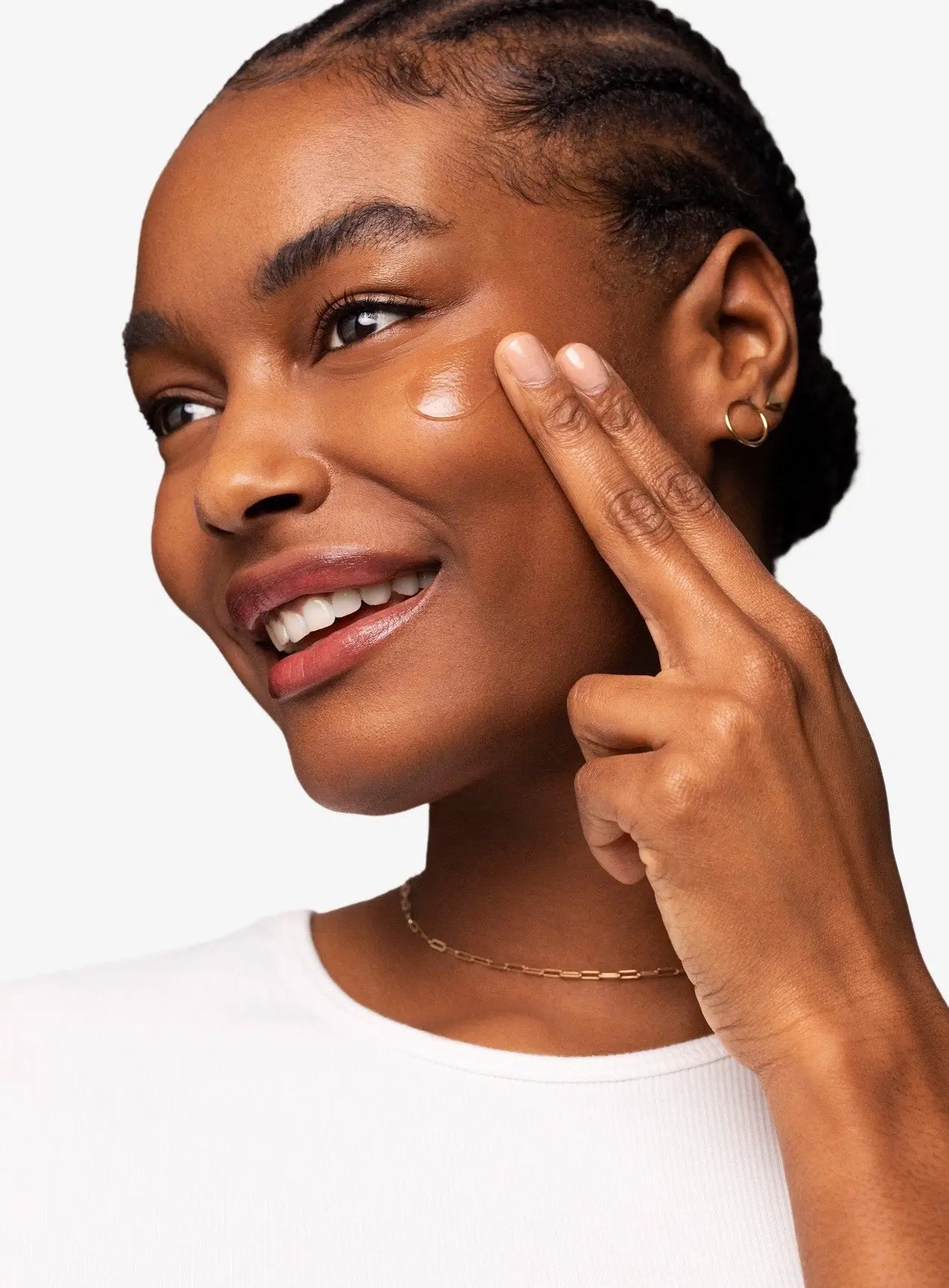 girl putting on Supergoop Unseen Sunscreen SPF 40